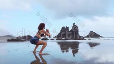 一位妇女在大西洋沿岸表演坐式节目。 健康生活方式的概念.. 参加体育运动